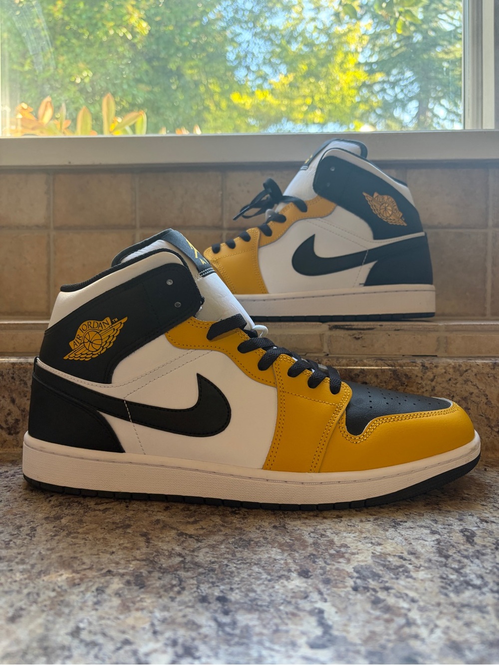 Jordan 1 Mid Yellow Ochre